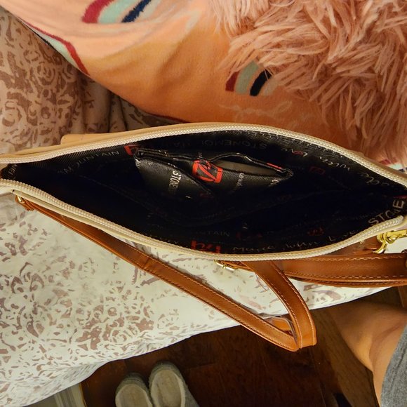 Stylish cream and black leather crossbody bag with mobile charging battery - Picture 3 of 5